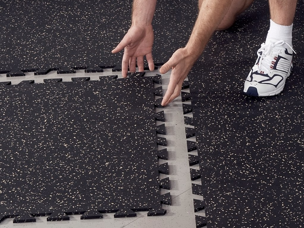 Connector-assisted glue-free rubber tile installation