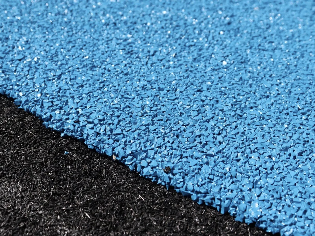 Installing the EPDM surface layer during wet-pour flooring construction