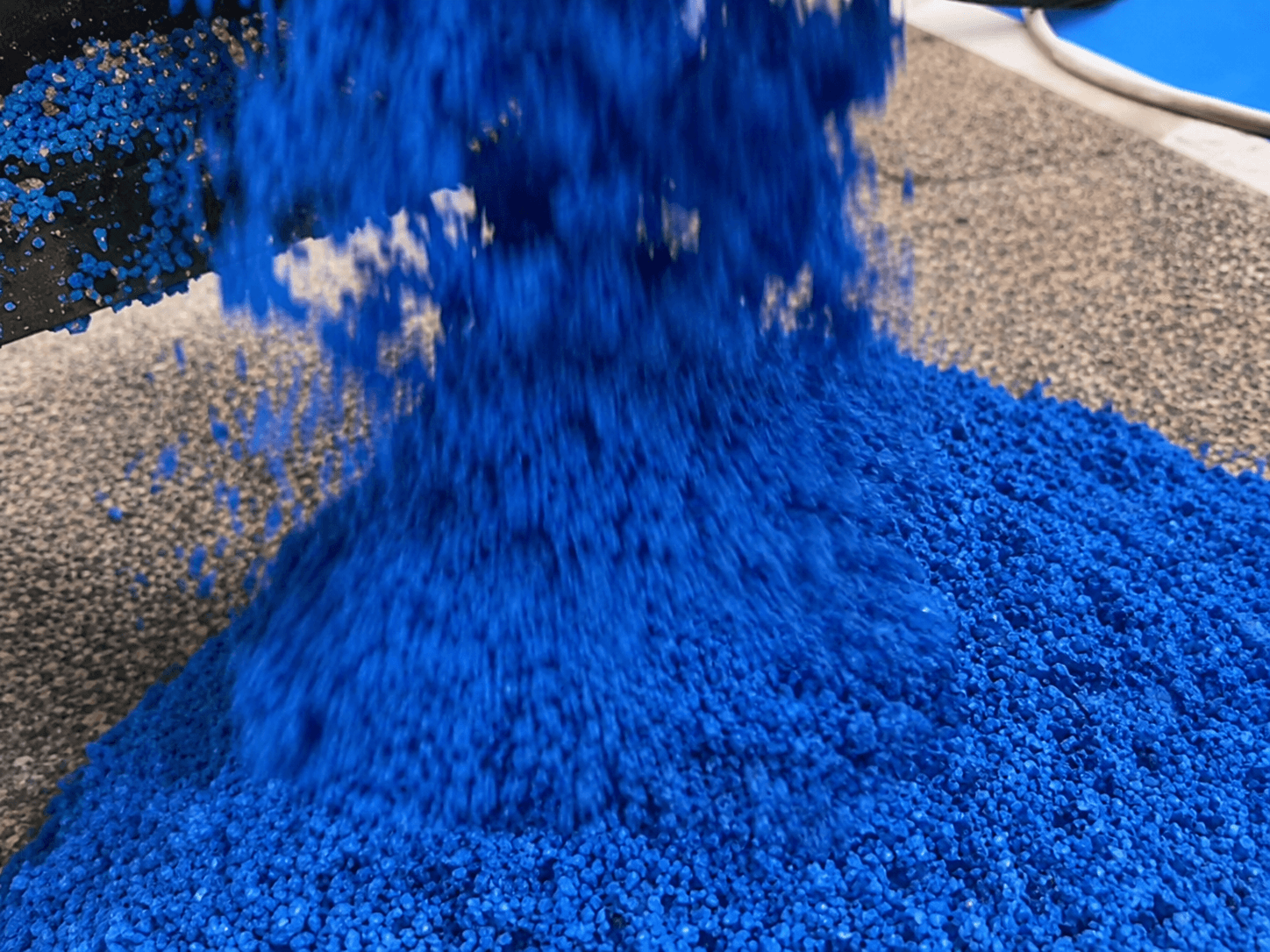 Mixing rubber granules with PU binder for cushion layer installation in an EPDM flooring system