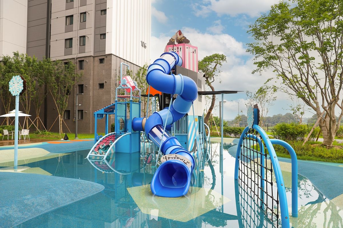 Dongyu Huating Community poolside surfacing project in Hangzhou