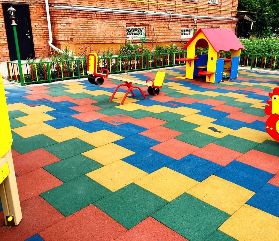 Banshan community playground in Hangzhou with rubber mat surfacing